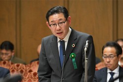 「債務免除はかなり難しい」と参院の財政金融委員会で答える参考人の加藤広亮・スルガ銀行社長＝国会内で2026年1月22日午後1時51分、手塚耕一郎撮影