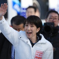 街頭演説を終えて集まった人たちに手を振る高市早苗首相＝札幌市手稲区で2026年1月28日、宮間俊樹撮影