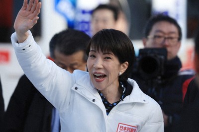 街頭演説を終えて集まった人たちに手を振る高市早苗首相＝札幌市手稲区で2026年1月28日、宮間俊樹撮影