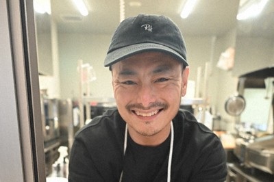 ヒレカツスパイスカレーを提供する「笑夢」の芳賀真さん＝福島市大笹生の道の駅ふくしまで2026年1月26日、錦織祐一撮影