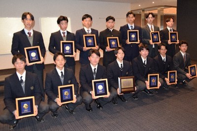 記念盾を手にする優秀選手たち＝さいたま市大宮区で2026年1月28日、伊藤直孝撮影