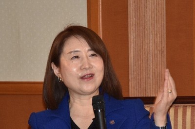 講演する矢田稚子さん＝千葉市美浜区で2026年1月28日、柴田智弘撮影
