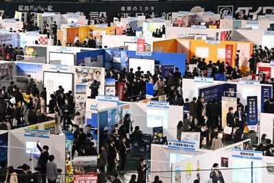 多くの就活生が集まる合同企業説明会の会場。オワハラが後を絶たない背景には、企業の人材獲得競争の激化がある