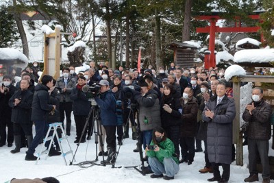 出陣式で候補者の訴えを聞く有権者たち＝新潟県新発田市で2026年1月27日、神崎修一撮影