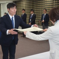 福井県知事選で初当選し、当選証書を受け取る石田嵩人氏（左）＝福井県庁で、萱原健一撮影