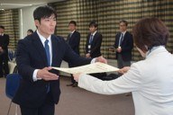 福井県知事選で初当選し、当選証書を受け取る石田嵩人氏（左）＝福井県庁で、萱原健一撮影