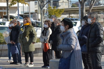 候補者の演説を聞く有権者たち＝静岡県袋井市で2026年1月27日、藤渕志保撮影