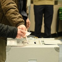 期日前投票が始まり、投票箱に投票用紙を入れる有権者＝奈良市役所で2026年1月28日午前8時51分、田辺泰裕撮影