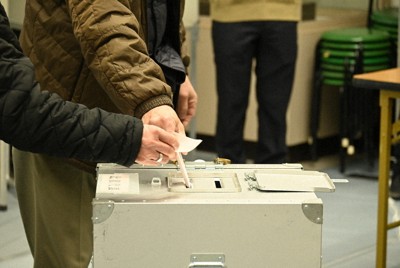 期日前投票が始まり、投票箱に投票用紙を入れる有権者＝奈良市役所で2026年1月28日午前8時51分、田辺泰裕撮影