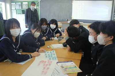 かつらぎ町の課題などをテーマに話し合う中学生たち＝かつらぎ町笠田東の町立笠田中学校で、藤原弘撮影