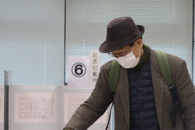 期日前投票をする有権者＝広島市中区の中区役所で、井村陸撮影