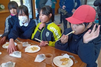 ワカサギの天ぷらを味わう児童たち＝山口県下関市豊田町で2026年1月13日午前11時31分、山本泰久撮影