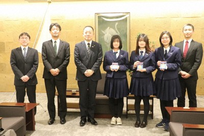 篠崎市長（左から3人目）にベスト100を報告した中川史香さん（同4人目）、千葉絢音さん（同5人目）、山口華穂さん（同6人目）＝山口県宇部市常盤町の宇部市役所で2026年1月21日午後3時27分、綿貫洋撮影