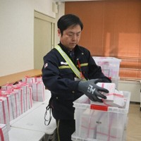 衆院選の投票所入場券を箱詰めする長崎中央郵便局の職員＝長崎市魚の町で2026年1月28日午前11時10分、添谷尚希撮影