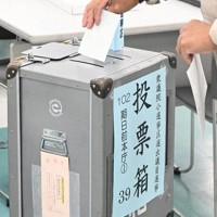 大分市役所第2庁舎の期日前投票所で投票する有権者＝大分市荷揚町で2026年1月28日、山口泰輝撮影