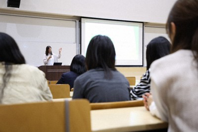 福岡女子大での研修会で、トランスジェンダー女性の話を聞く学生たち＝福岡市東区で2025年10月、金澤稔撮影