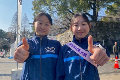 18日にあった選抜女子駅伝北九州大会に初出場した旭川龍谷。全国高校駅伝北海道予選で大けがをした松原（右）は、1区を走った親友の木田のサポートに回った