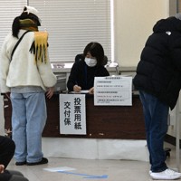 衆院選の期日前投票をする有権者＝福岡市中央区で2026年1月28日午前11時半、矢頭智剛撮影