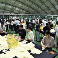 参院選での開票作業＝岡山市北区の岡山ドームで2025年7月20日午後9時21分、根本佳奈撮影