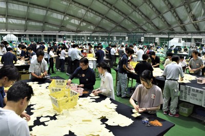 参院選での開票作業＝岡山市北区の岡山ドームで2025年7月20日午後9時21分、根本佳奈撮影