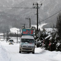 雪道を走る選挙カー＝山形県鶴岡市で2026年1月28日午後1時42分、長南里香撮影（画像の一部を加工しています）