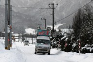 雪道を走る選挙カー＝山形県鶴岡市で2026年1月28日午後1時42分、長南里香撮影（画像の一部を加工しています）