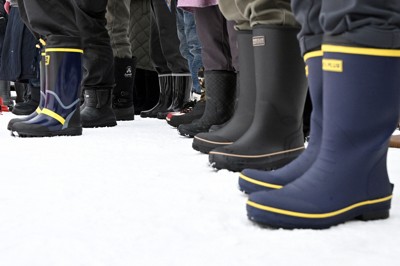 候補者の演説を聞く有権者ら＝山形県南陽市で2026年1月27日午後0時38分、竹内幹撮影