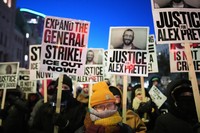 連邦捜査官による不法移民の取り締まり作戦に抗議する人々＝米中西部ミネアポリスで2026年1月27日、AP