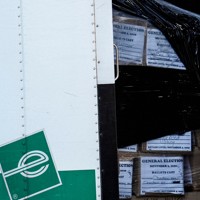 米連邦捜査局（FBI）が南部ジョージア州フルトン郡の選管事務所を家宅捜索して押収した資料＝2026年1月28日、AP
