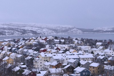 カラフルな家が並ぶ、高台から見たノルウェー北東部キルケネスの町並み＝2025年12月3日午前10時37分、岡大介撮影