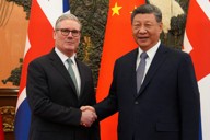 英国のスターマー首相（左）と握手する中国の習近平国家主席＝北京で2026年1月29日、ロイター