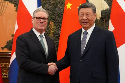 英国のスターマー首相（左）と握手する中国の習近平国家主席＝北京で2026年1月29日、ロイター