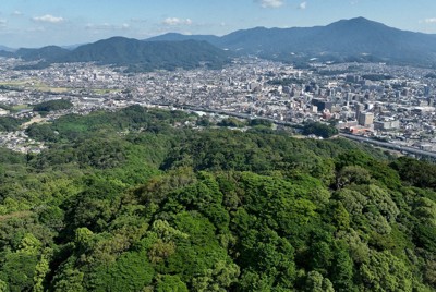 天拝山上空から太宰府方面の風景。右上は宝満山＝ビデオリンク提供