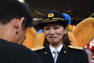 アメ横で飲食店にマナー向上を呼び掛けるモデルの倉本康子さん＝東京都台東区上野で2026年1月29日午前11時26分、菅健吾撮影