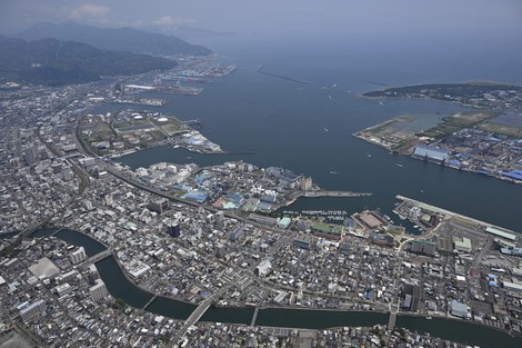 静岡県の沖合に広がる南海トラフ地震の想定震源域＝2025年6月28日午前11時12分、本社ヘリから