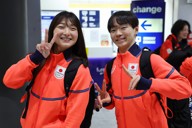 ミラノ・マルペンサ空港に到着した坂本花織（左）と鍵山優真＝2026年1月29日午前9時24分、猪飼健史撮影
