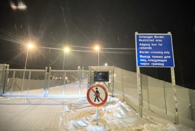ロシアとの国境検問所。ウクライナ全面侵攻以降は往来が激減した＝ノルウェー北東部キルケネスで、2025年12月4日午後9時50分、岡大介撮影