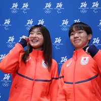 坂本花織　藤井聡太　神戸新聞 5/30 記事⭐️２枚⭐️ フィギュア日本勢がミラノ入り [写真特集1/8] | 毎日新聞