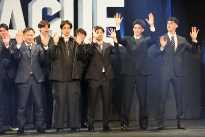 バスケットボールBリーグ・プレミアのドラフト指名を受け、カメラに向かって手を振る選手たちと島田慎二チェアマン（左）＝東京都文京区で2026年1月29日、和田大典撮影