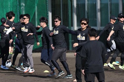 ＜阪神先乗り自主トレ＞お揃いのTシャツを着用し、先乗り自主トレをスタートさせた森下（中央）ら阪神の選手たち（撮影・北條　貴史）