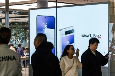 深圳市のファーウェイ店舗。さまざまなAI機能を搭載したスマートフォンが人気を集める（Bloomberg）