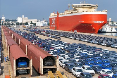中国の自動車輸出の一大拠点となっている山東省の煙台港（2025年8月） CFOTO＝共同