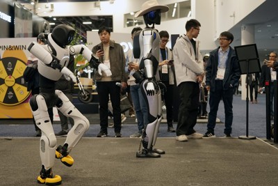 CES2026で披露されたアジボット（上海智元）の人型ロボット（米ラスベガスで2026年1月、新華社=共同）