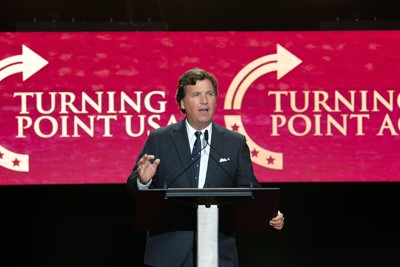 元FOXニュース司会者タッカー・カールソン氏。その主張は主流派には受け入れがたい（Bloomberg）