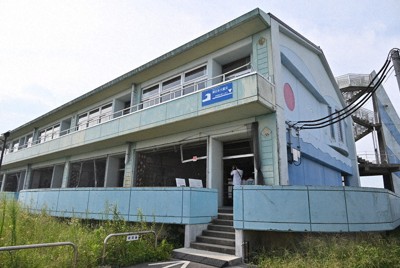 東日本大震災の津波被害を伝える震災遺構となった福島県浪江町立請戸小学校＝同町請戸で2025年8月22日、錦織祐一撮影