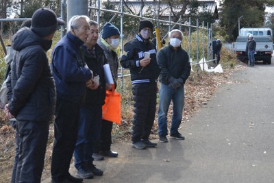 工事が始まった蓄電所計画地の前で建設反対の集会を開く地元住民ら＝群馬県邑楽町で2026年1月21日、湯浅聖一撮影