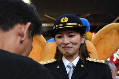 アメ横で飲食店にマナー向上を呼び掛けるモデルの倉本康子さん＝台東区上野で、菅健吾撮影