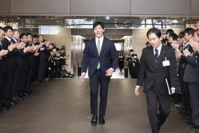 福井県庁に初登庁する石田嵩人知事（中央）＝2026年1月29日、共同