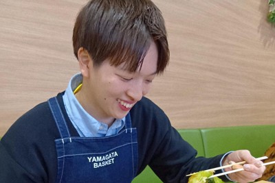 まるごと3本のネギを使った「爆ネギ鴨丼」＝山県市の山県ばすけっとで2026年1月13日、稲垣洋介撮影