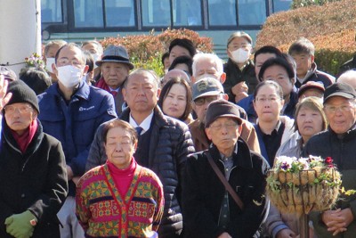 候補者の訴えを熱心に聞く有権者たち＝静岡県沼津市のJR沼津駅北口前で2026年1月27日、若井耕司撮影